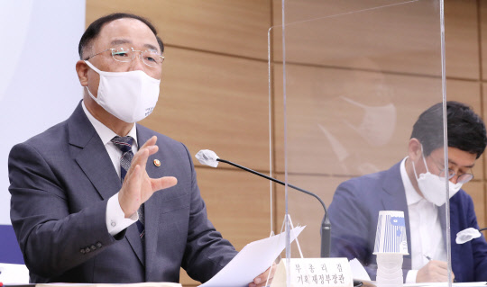 홍남기 경제부총리 겸 기획재정부 장관이 지난 27일 세종시 정부세종청사에서 '코로나 극복, 선도국가' 2021년도 예산안 상세 브리핑을 마친 뒤 취재진의 질문에 답변하고 있다.  <연합뉴스>